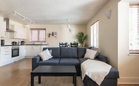 Spacious 2Br Flat - 2 Free Parking Spaces - Near Lgw Airport