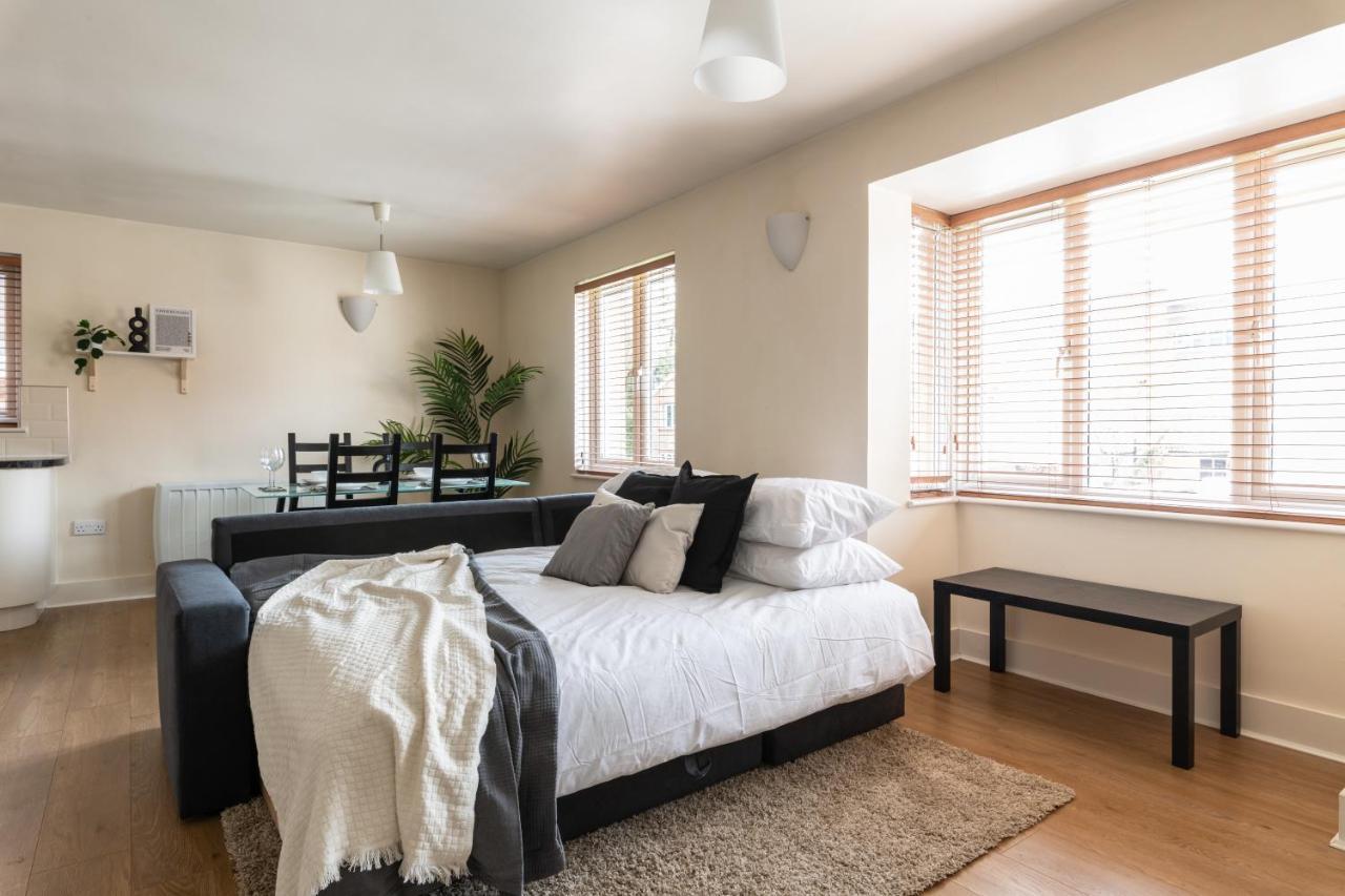 Spacious 2Br Flat - 2 Free Parking Spaces - Near Lgw Airport Crawley  Exterior photo