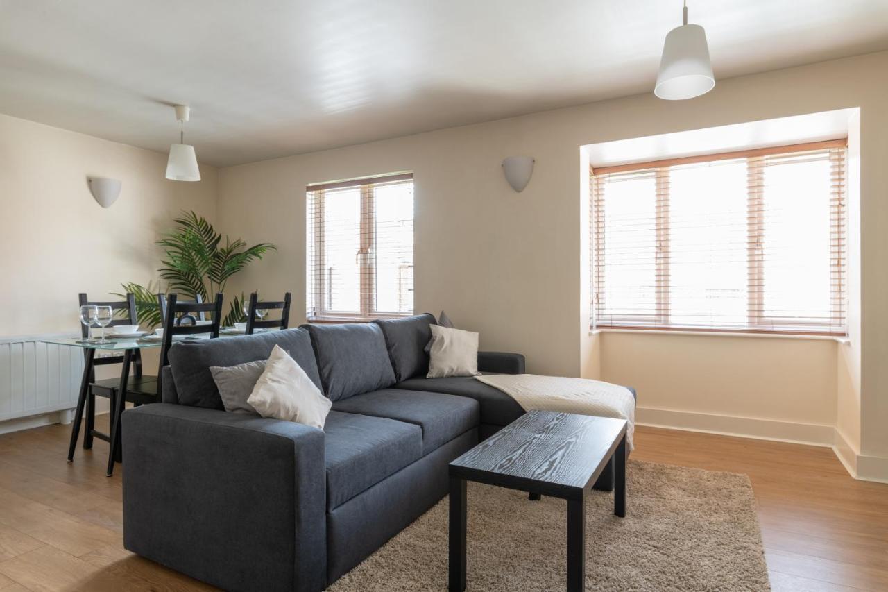 Spacious 2Br Flat - 2 Free Parking Spaces - Near Lgw Airport Crawley  Exterior photo