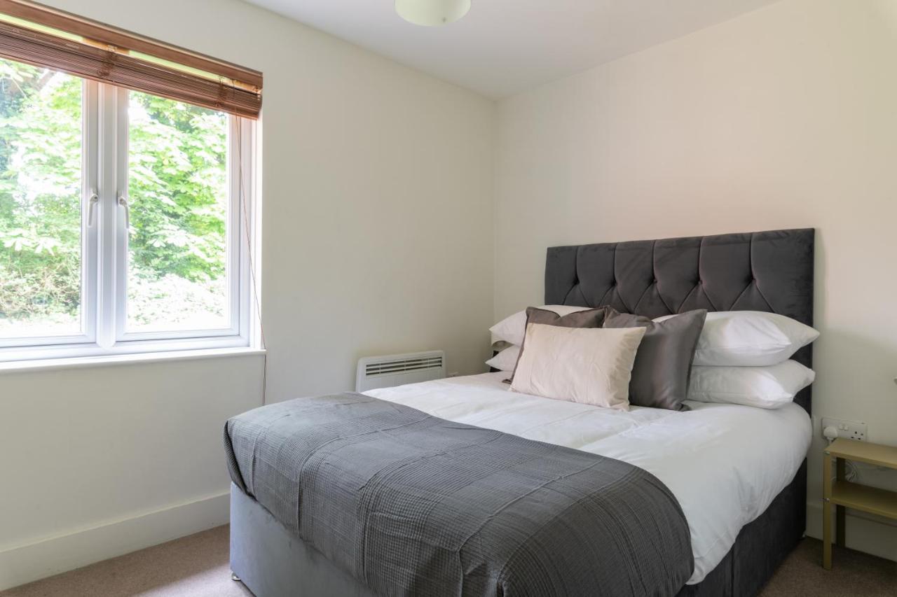Spacious 2Br Flat - 2 Free Parking Spaces - Near Lgw Airport Crawley  Exterior photo