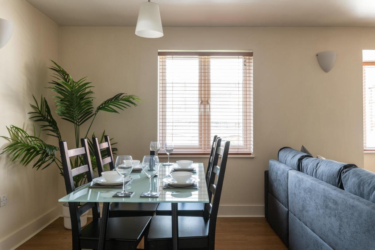 Spacious 2Br Flat - 2 Free Parking Spaces - Near Lgw Airport Crawley  Exterior photo
