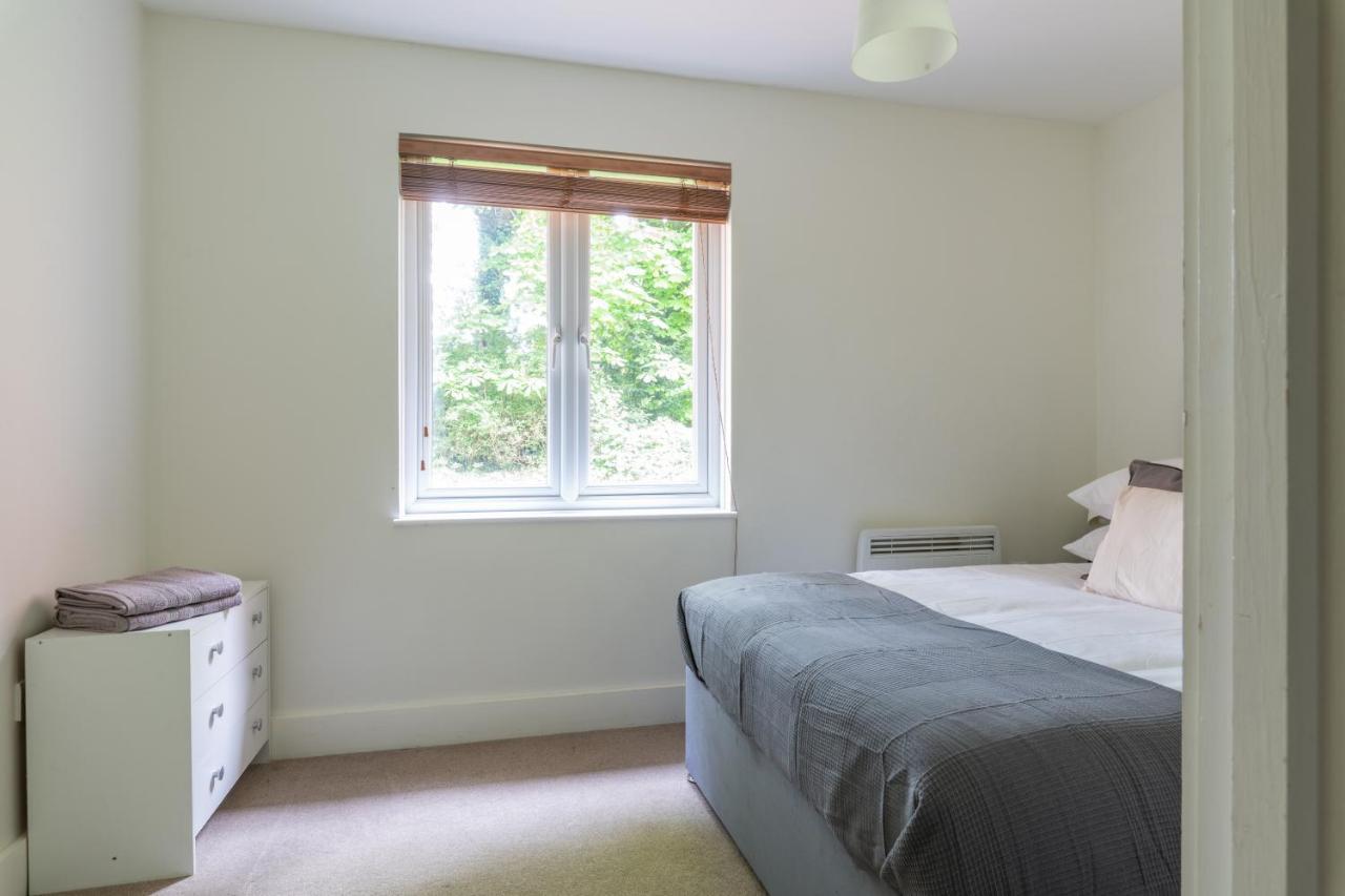 Spacious 2Br Flat - 2 Free Parking Spaces - Near Lgw Airport Crawley  Exterior photo